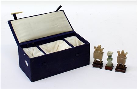 Set da altare in miniatura composto da due incensieri e un vaso gu in pietra...