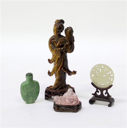 Lotto composto da una placchetta rotonda color celadon con base in legno, una...