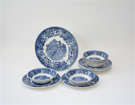 Servizio da dolce di manifattura inglese composto da un piatto da portata e...