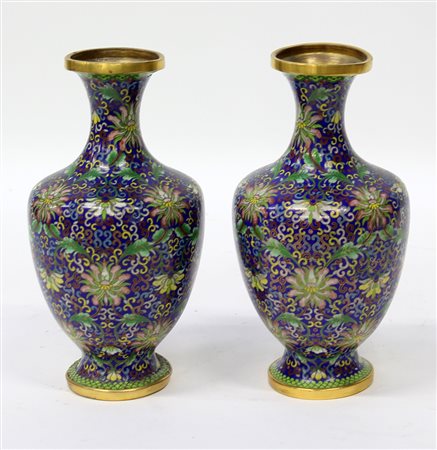Coppia di vasi in metallo cloisonne a decoro floreale su fondo blu (h cm 23)...