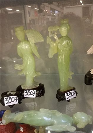 Tre sculture in pietra dura di color verde pallido raffiguranti dame dalle...