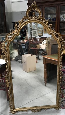 Specchiera con cornice in legno intagliato e dorato con decoro a volute (cm...