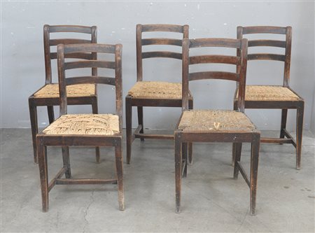 Gruppo di cinque sedie con cartelle traforate e gambe a sciabola. Secolo XIX...