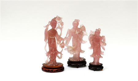 Tre sculture in quarzo rosa raffiguranti dame dalle lunghe vesti, basi in...