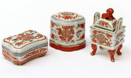 Set da scrittoio composto da tre scatole bruciaprofumo e bruciaincenso in...