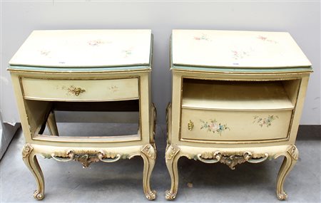 Coppia di comodini con sportelli e vani a giorno, laccati e decorati da fiori...