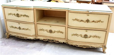 Grande comò a cinque cassetti e vano a giorno laccato e decorato da fiori e...