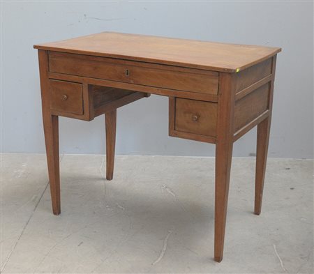 Tavolo scrittoio con piano filettato, tre cassetti sul fronte, secolo XIX...