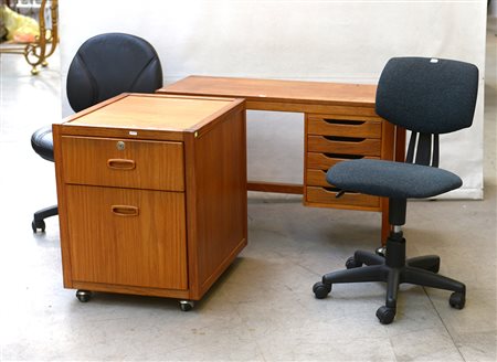 Lotto composto da una piccola scrivania in Teak con cinque cassetti in linea...