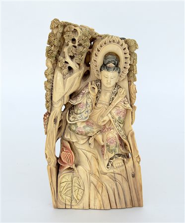Gruppo in avorio con Guanyin e dame tra rami in fiore (h. 28 cm.) (difetti)-EN.