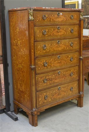 Cassettiera in noce con sei cassetti a scalare decorata con filettature e...