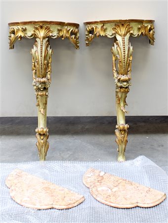 Coppia di consolles in legno laccato e traforato, intagliato a volute e...