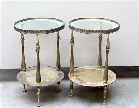 Coppia di tavolini a due ripisni di forma circolare con struttura in metallo...