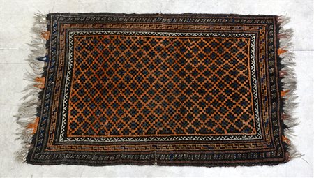 Tappeto Beluchistan, Persia inizio secolo XX. Disegno geometrico con piccoli...