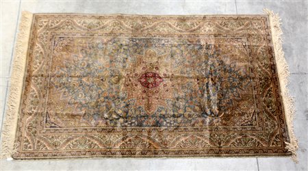 Tappeto Kaiseri, Anatolia sec XX.Annodato in cotone mercerizzato, decoro a...