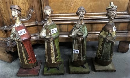 Gruppo di quattro sculture in legno intagliato decorate in policromia...