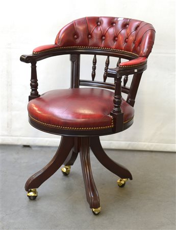 Poltroncina girevole con schienale sagomato e montanti torniti. Gambe...