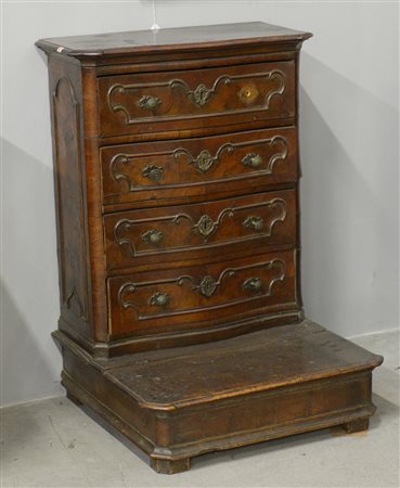 Inginocchiatoio lastronato a quattro cassetti con pianetto apribile....