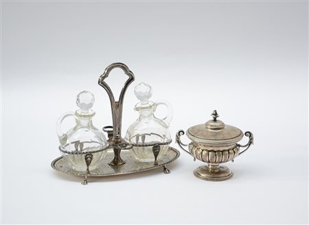 Lotto composto da un'oliera con boccette in vetro e una zuccheriera con...