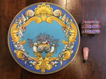 Lotto composto da un piatto tondo in porcellana firmato Versace, un sigillo...