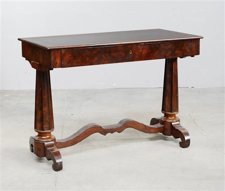 Scrittoio lastronato in mogano e piuma di mogano, un cassetto nella fascia,...