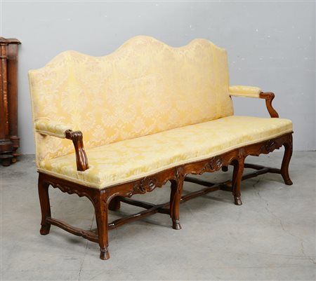 Divano a tre posti con fascia e gambe sagomate ed intagliate, traverse mosse,...