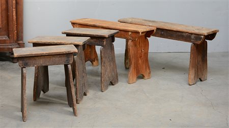 Lotto di cinque panchette rustiche diverse in legno (difetti)