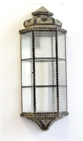 Mobiletto pensile trapezoidale in metallo sagomato e argentato con vetrine e...