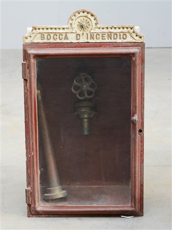 Bocca per idrante con cassetta a muro in ghisa, inizio del secolo XX (difetti)