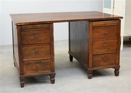 Scrivania da centro in noce a sei cassetti piu' due piccoli sul fronte e sul...