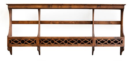 Grande mobile pensile con piattaia in legno dolce tripartito con sportelli...