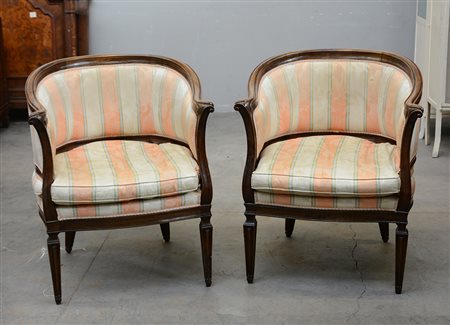 Coppia di poltrone a pozzetto con montanti sagomati e gambe rastremate,...