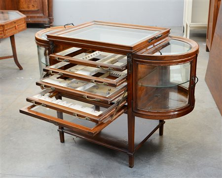 Vetrina per servizio di posate di forma ovale con quattro plateau, quattro...