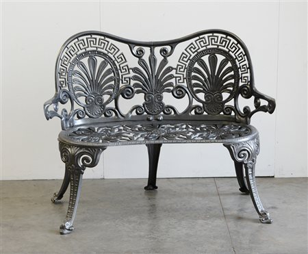 Panca a due posti in metallo smaltato grigio con seduta e schienale traforati...