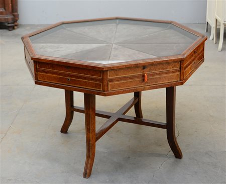 Vetrina bassa da esposizione di forma ottagonale lastronata in radica di olmo...