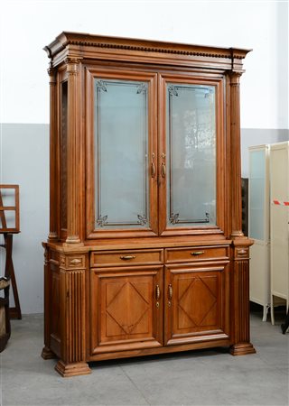 Mobile a due corpi in noce, parte superiore a due ante a vetri satinati con...