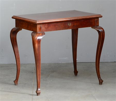 Scrittoietto da centro ad un cassetto sottopiano, gambe mosse, fine del...