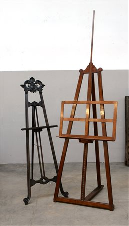 Lotto di due cavalletti da pittore in legno di diversa fattura (difetti)