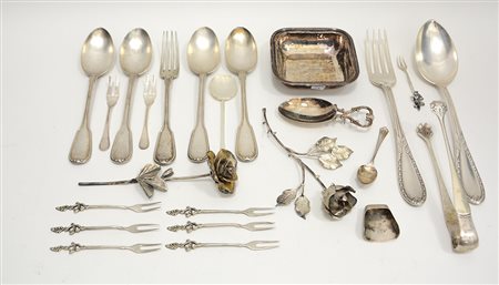Lotto di argenti composto da: due fiori, alcune posate e oggetti vari (gr...
