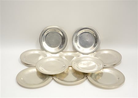 Gruppo di dodici piattini in argento con bordo cesellato a palmette (gr 1950 ca)