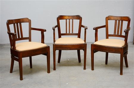 Gruppo di tre poltroncine con schienale a giorno decorato da listelli, gambe...