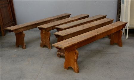 Lotto di cinque panche rustiche, quattro del secolo XIX (L cm 198) ed una di...