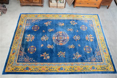 Tappeto Cinese, secolo XX, decoro floreale policromo su fondo azzurro e...