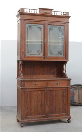 Credenza a due corpi in legno laccato a finto legno, parte superiore a due...