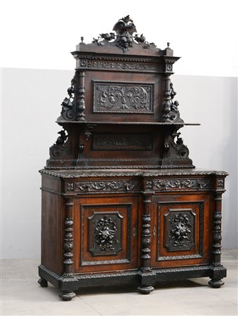 Credenza con alzata a due ante e due cassetti in legno riccamente intagliata...