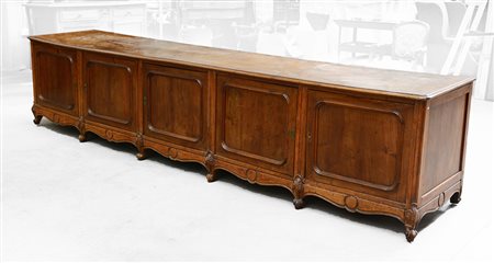 Grande credenza bassa in noce e radica di noce a cinque ante riquadrate,...