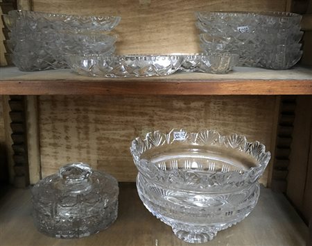 Lotto di cristalli molati composto da un centrotavola, una scatola con...