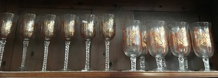 Parte di servizio di bicchieri in cristallo con coppe dipinte composto da sei...