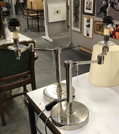 Coppia di lampade da tavolo a una luce con struttura in acciaio e bracci...