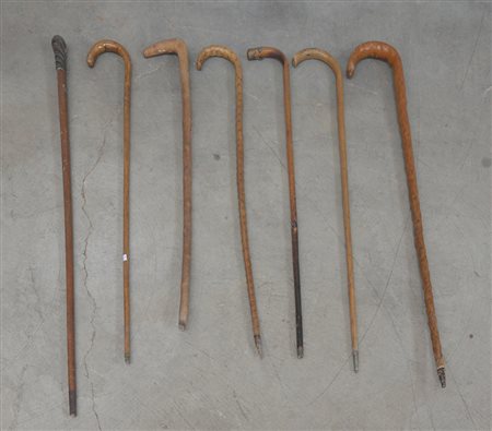 Lotto composto da sette bastoni in legno di diversa epoca e fattura (difetti)
